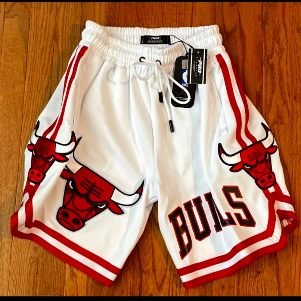 Pro Standard Chicago Bulls shorts.